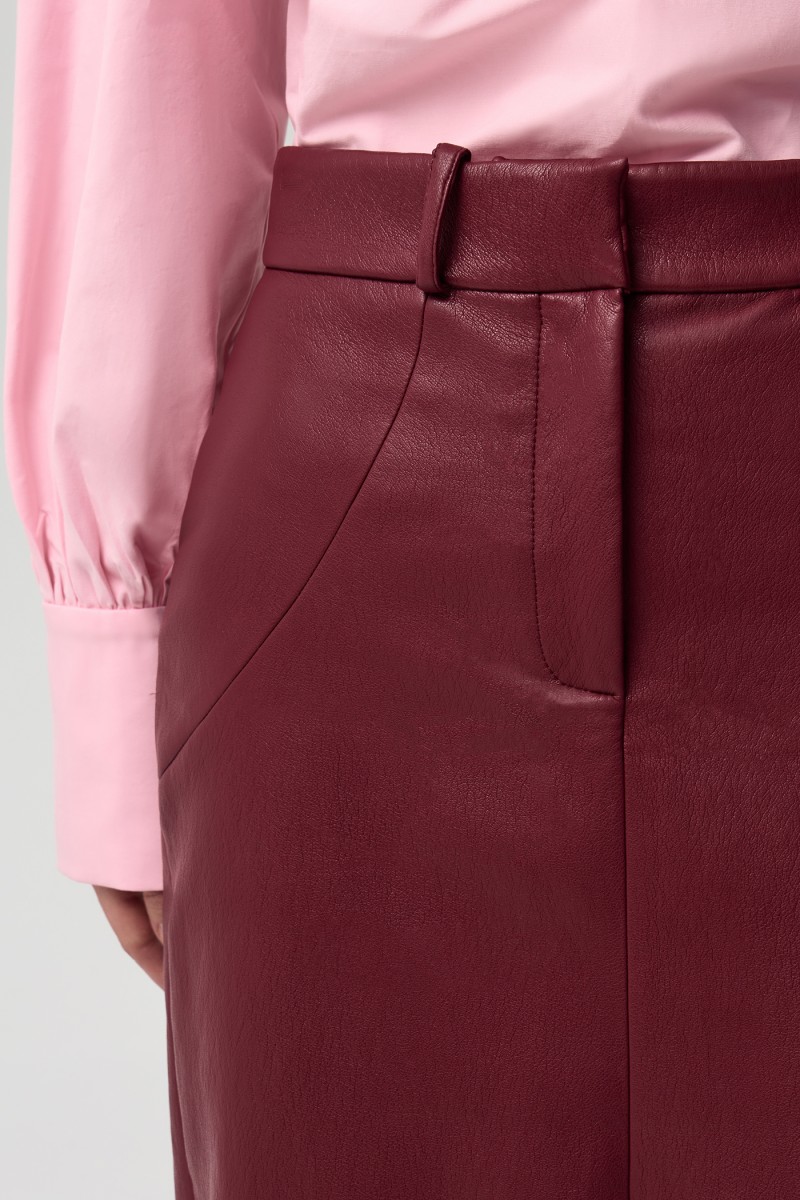 Юбка с разрезом из эко-кожи