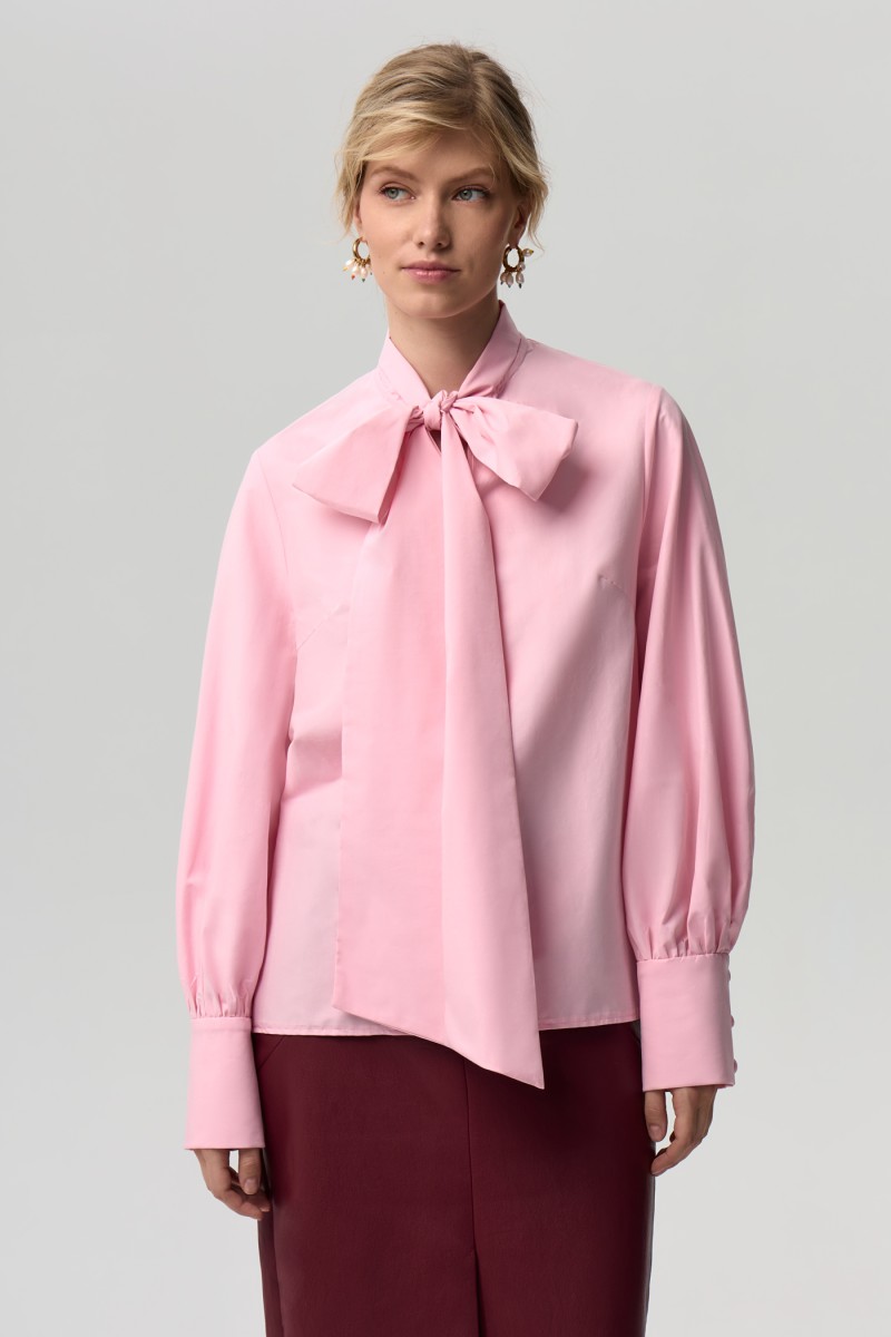 Блузка с бантом
