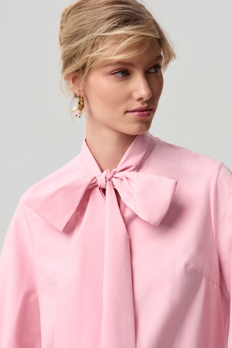 Блузка с бантом