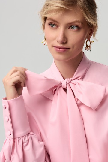 Блузка с бантом