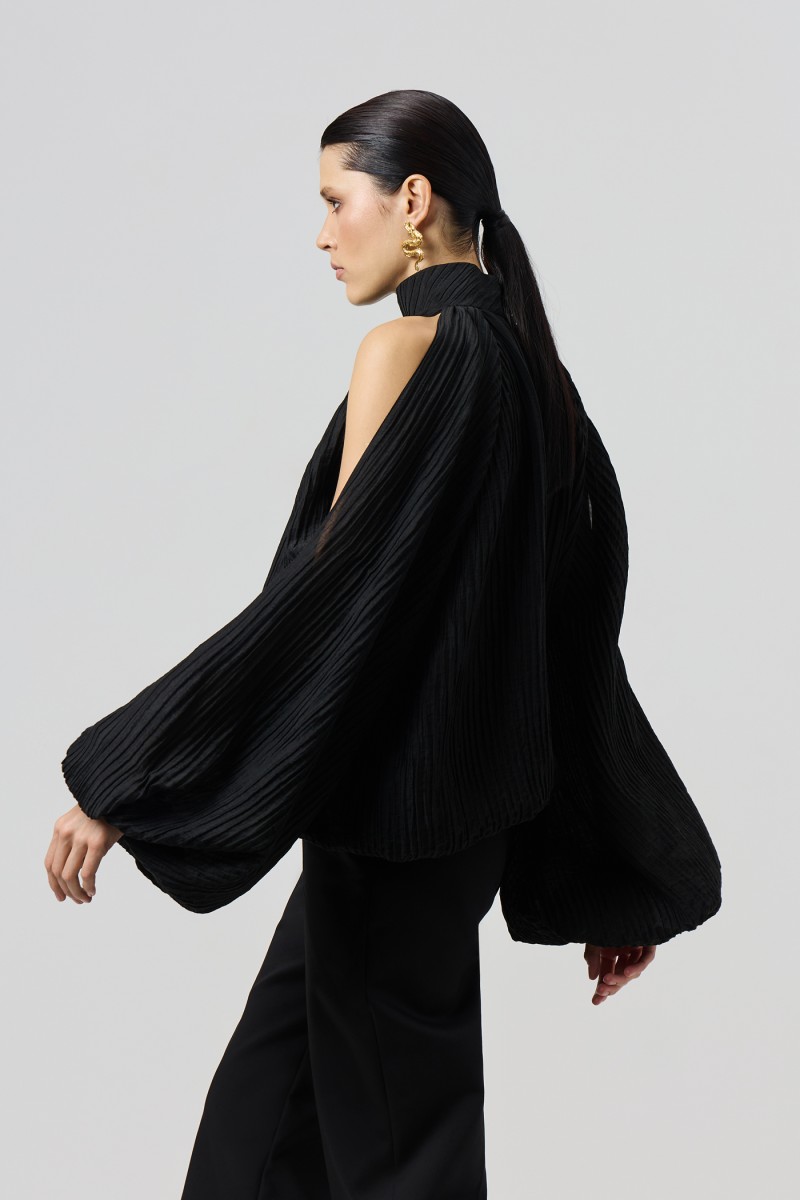 Блузка с открытыми плечами