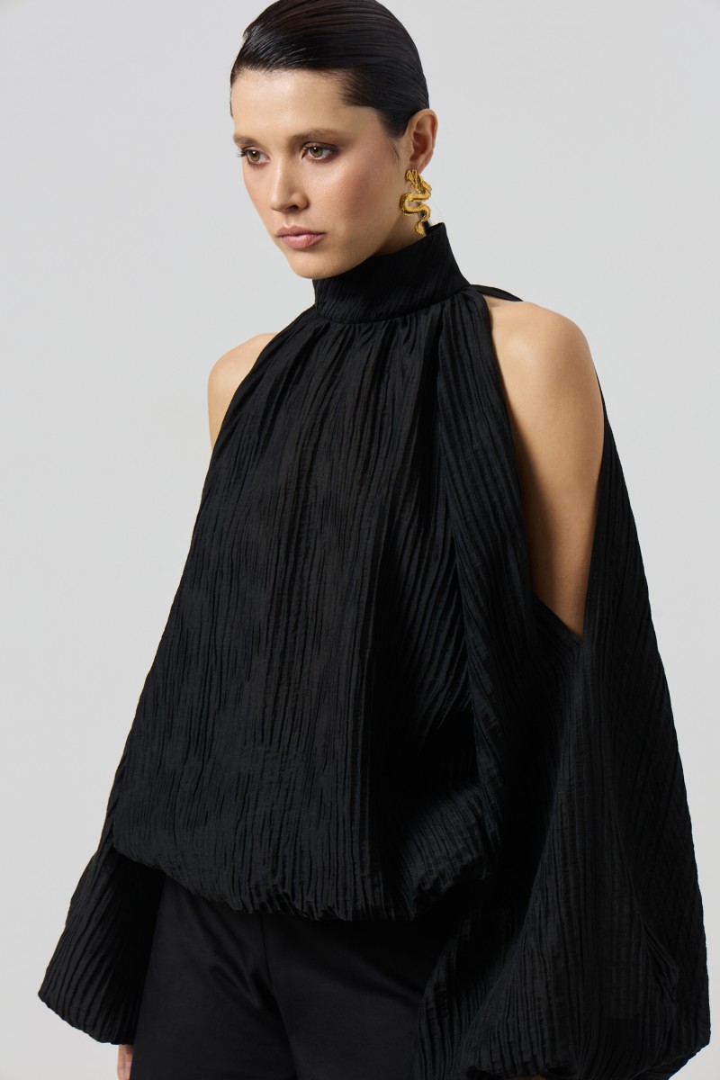 Блузка с открытыми плечами