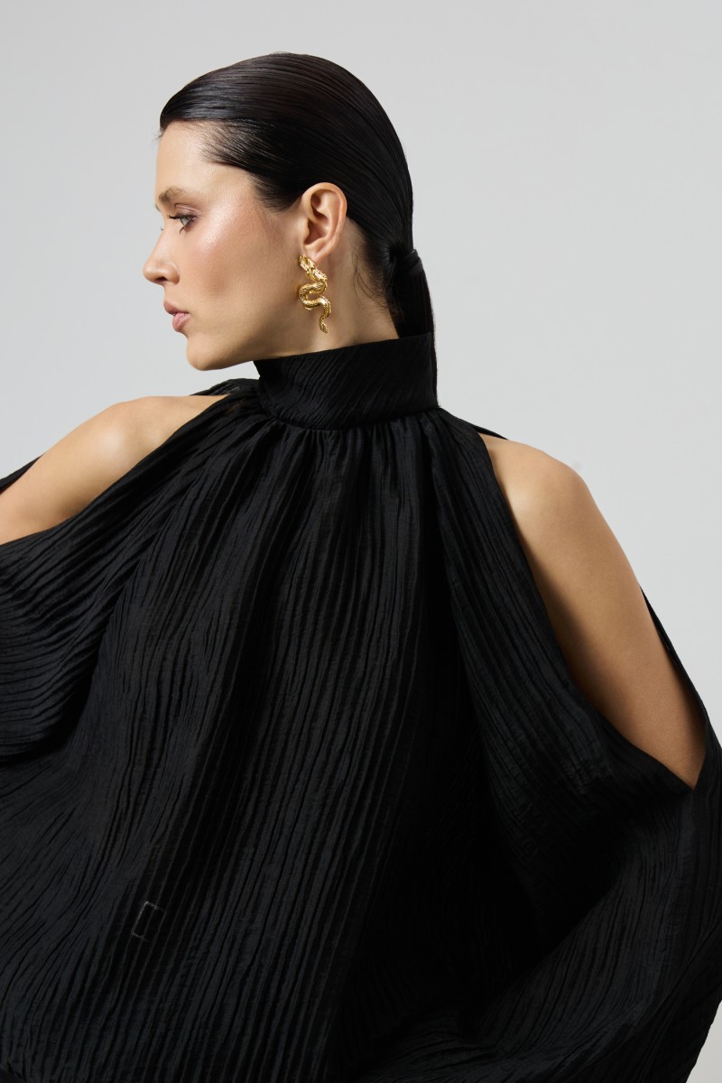 Блузка с открытыми плечами