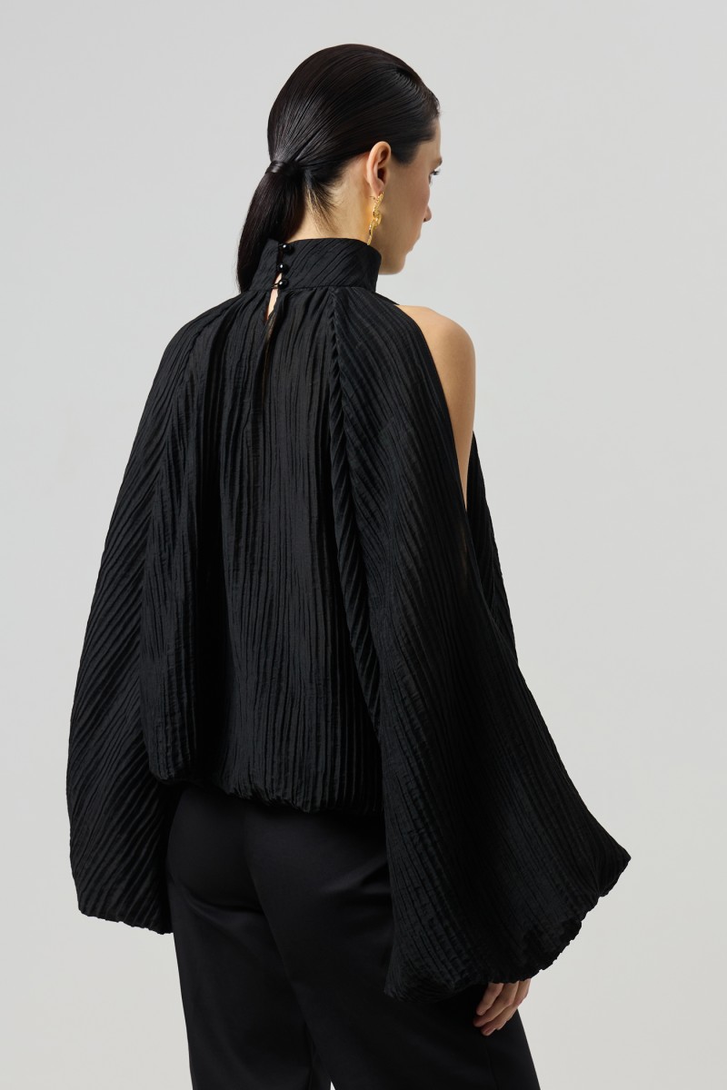 Блузка с открытыми плечами