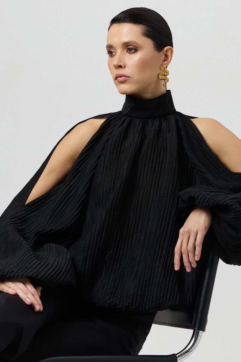 Блузка с открытыми плечами