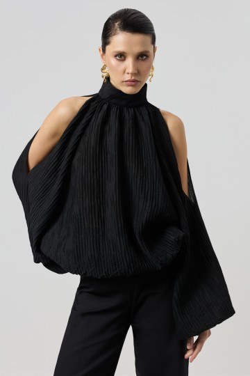 Блузка с открытыми плечами