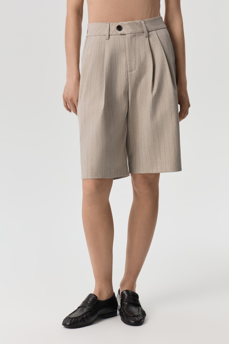 Шорты с защипами