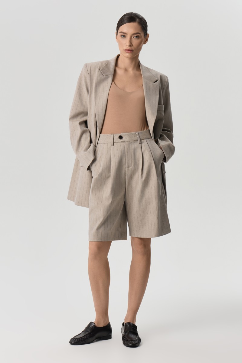 Шорты с защипами