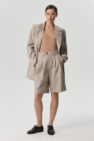 Шорты с защипами