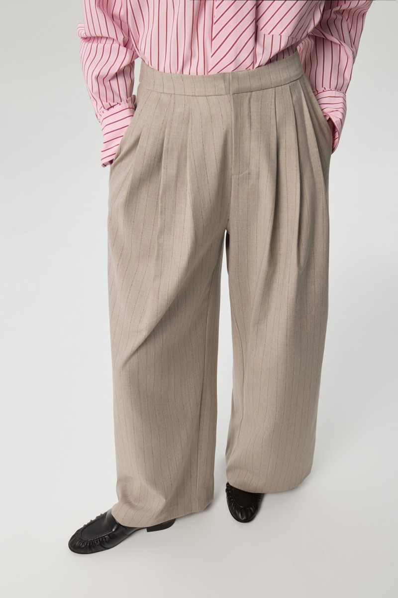 Брюки с защипами