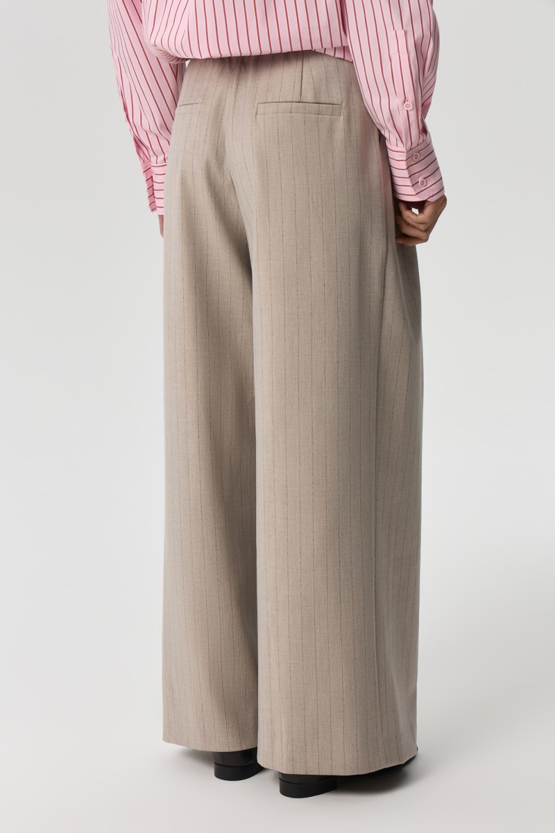 Брюки с защипами