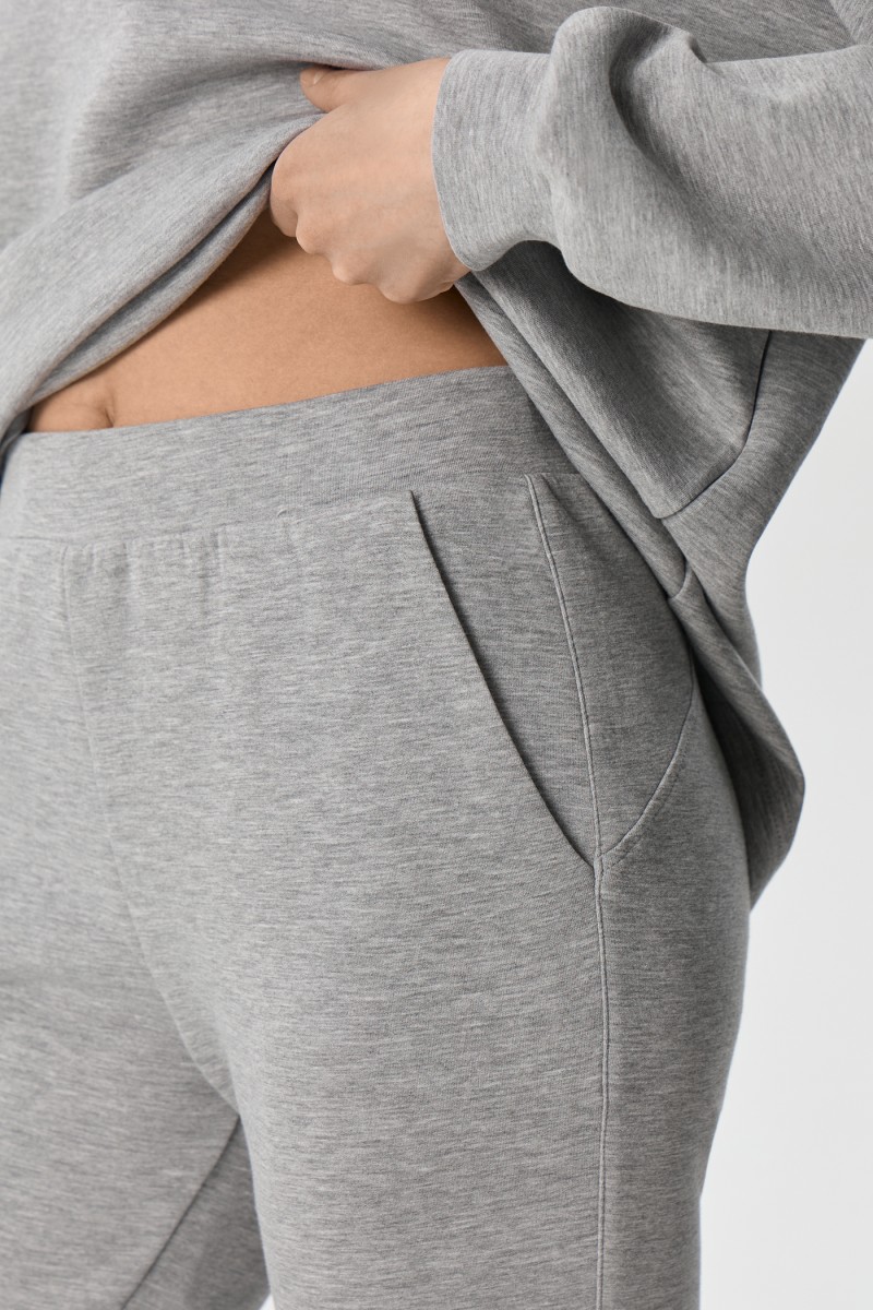 Трикотажный костюм с косынкой